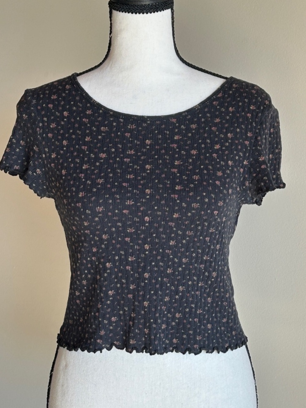 American Eagle Black Floral Ribbed Baby Tee Lettuce Hem Scoop Neck Small
